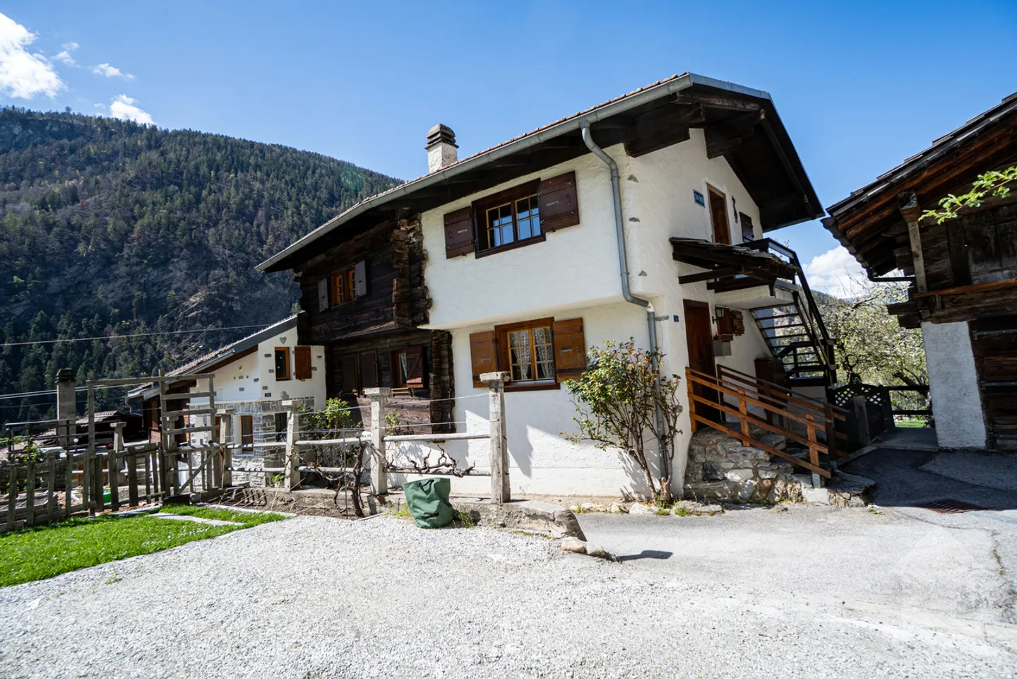 Charming attic apartment with terrace and large plot - Photo 1 of 23