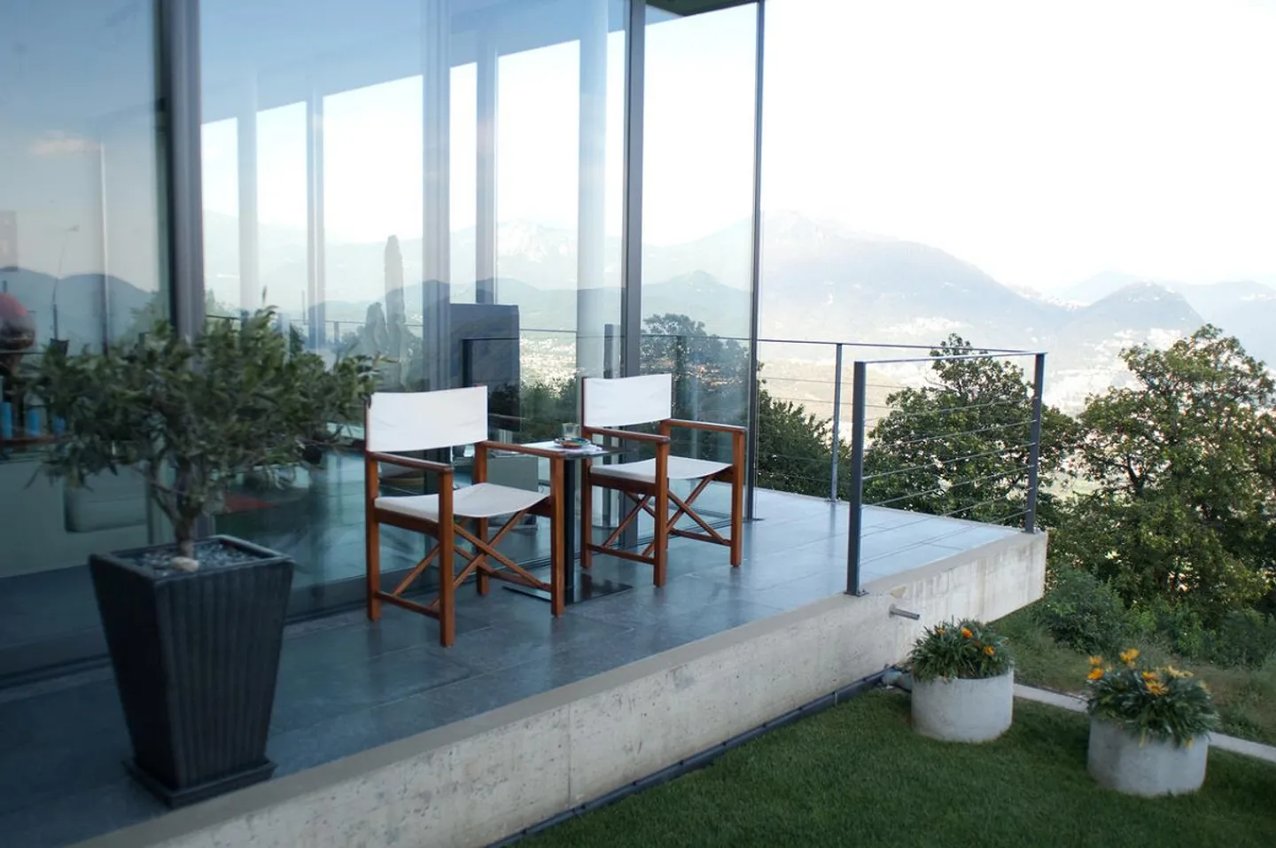Villa moderna con giardino e piscina - Foto 1 di 11