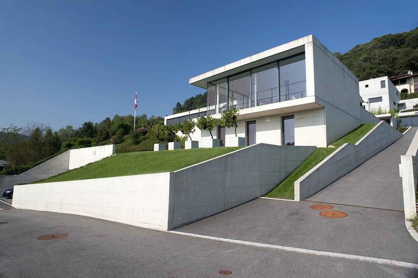 Villa moderna con giardino e piscina - Foto 2 di 11