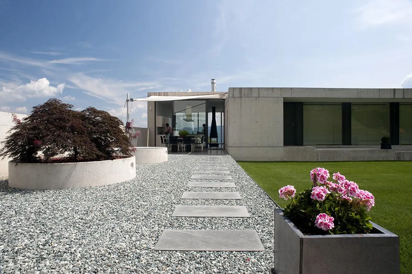 Villa moderna con giardino e piscina - Foto 3 di 11