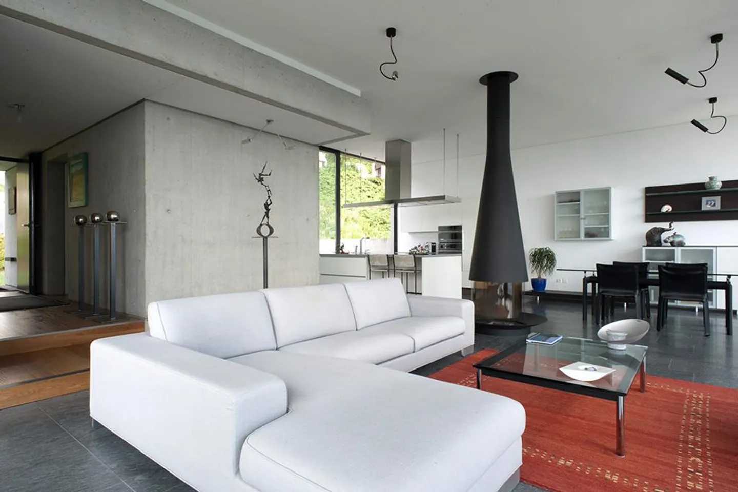 Villa moderna con giardino e piscina - Foto 4 di 11