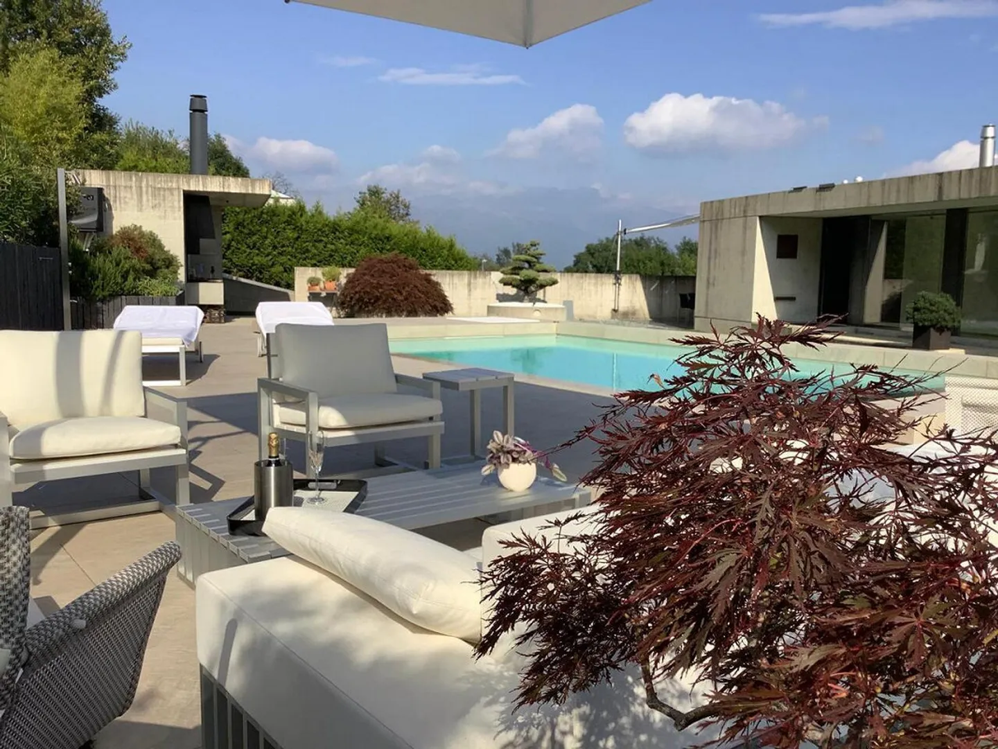 Villa moderna con giardino e piscina - Foto 6 di 11