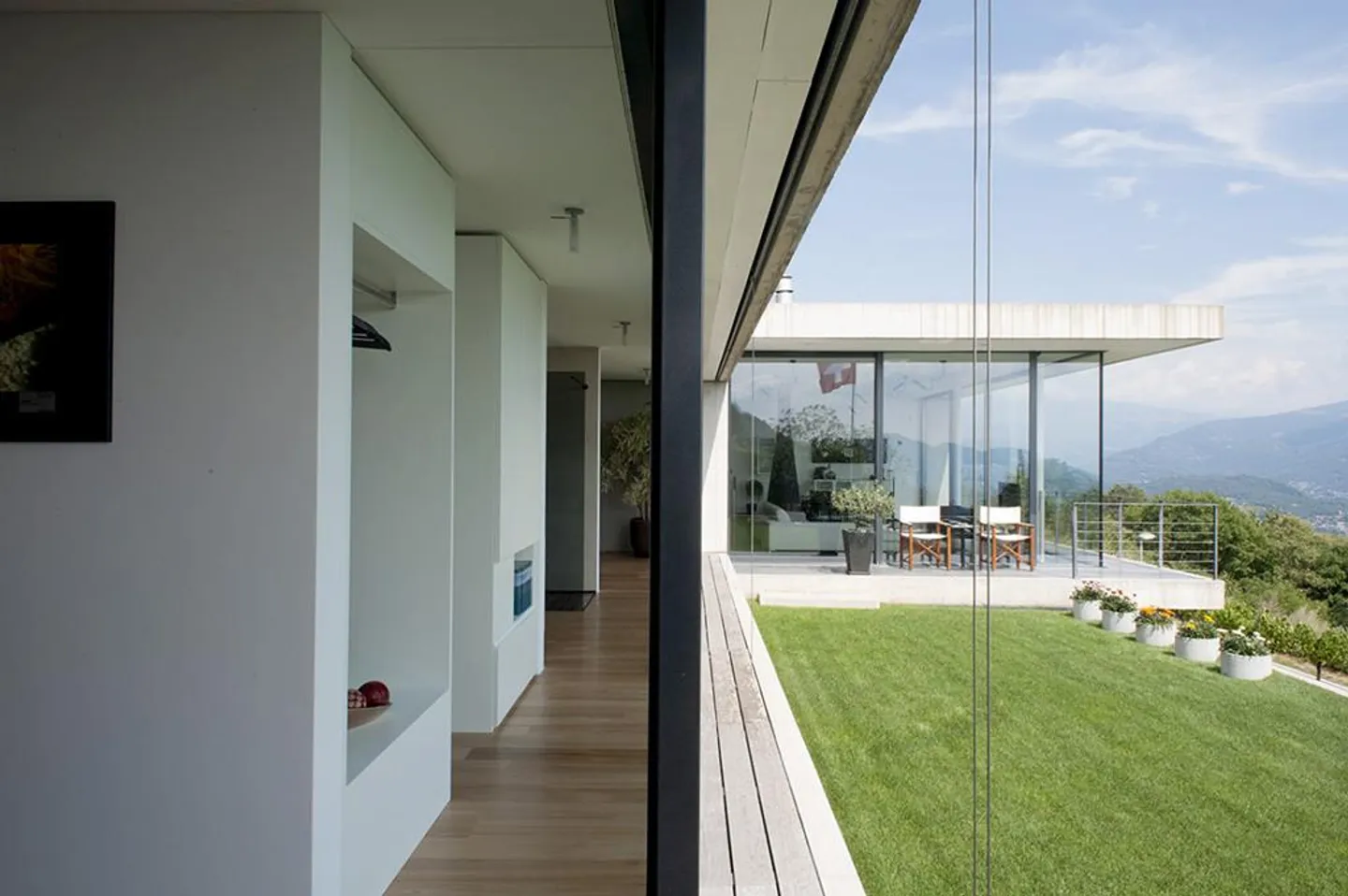 Villa moderna con giardino e piscina - Foto 5 di 11