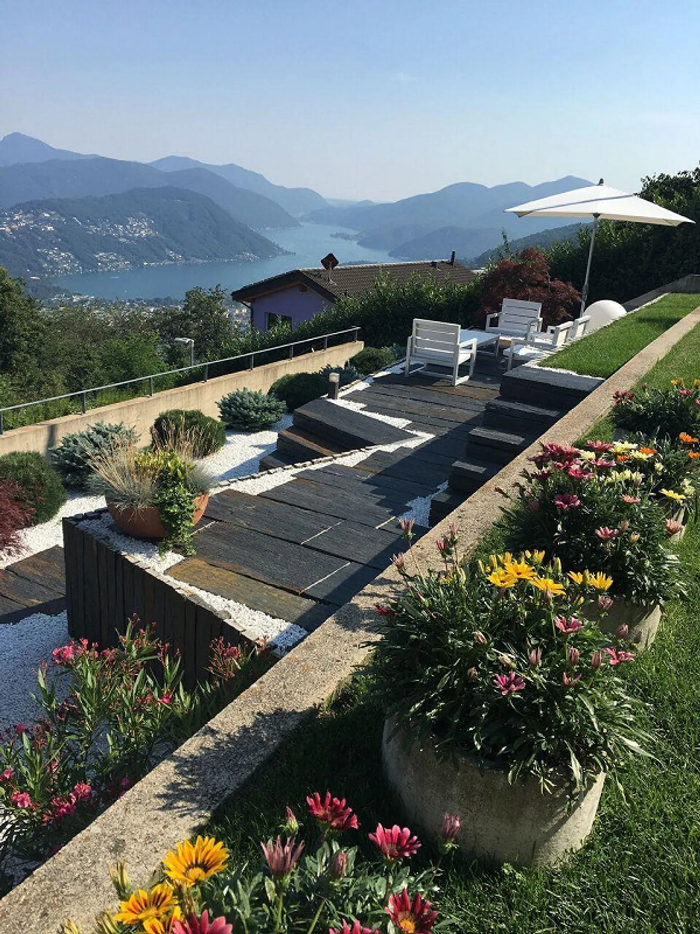Villa moderna con giardino e piscina - Foto 7 di 11