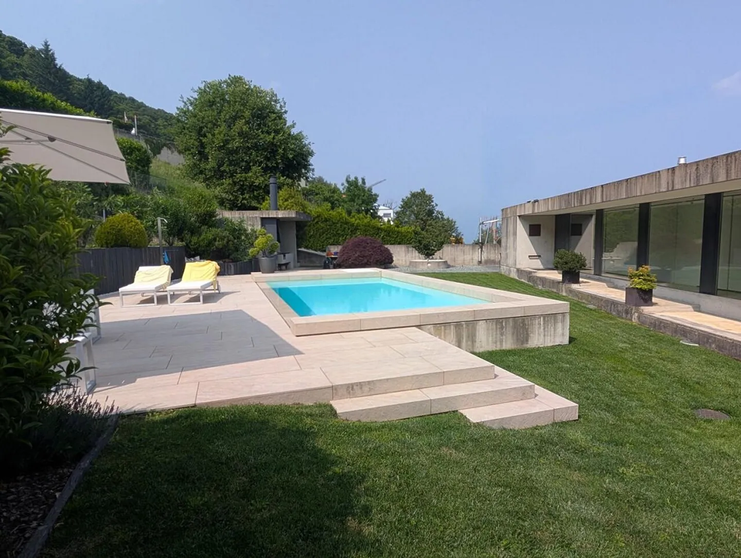 Villa moderna con giardino e piscina - Foto 8 di 11