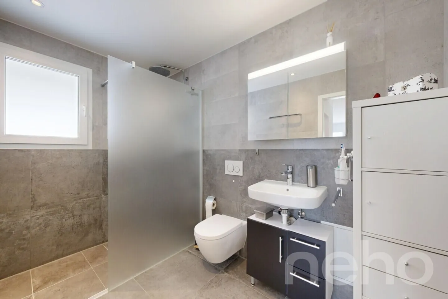 Living with a View: Stylish Terrace Apartment in Plasselb - Photo 5 of 12