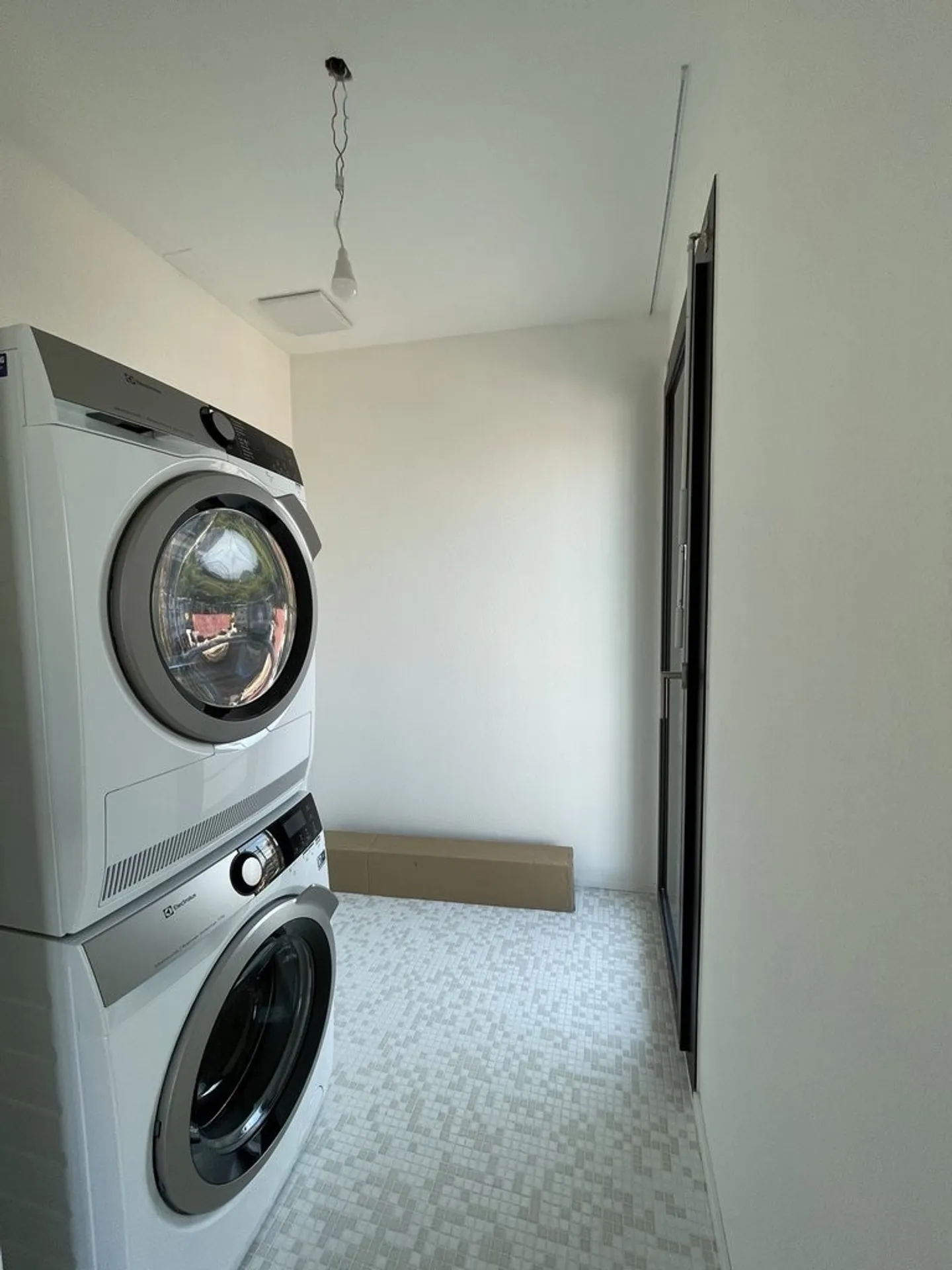 Modern City Apartment: Light, Loggia & Location Above the Rooftops - Photo 8 of 9