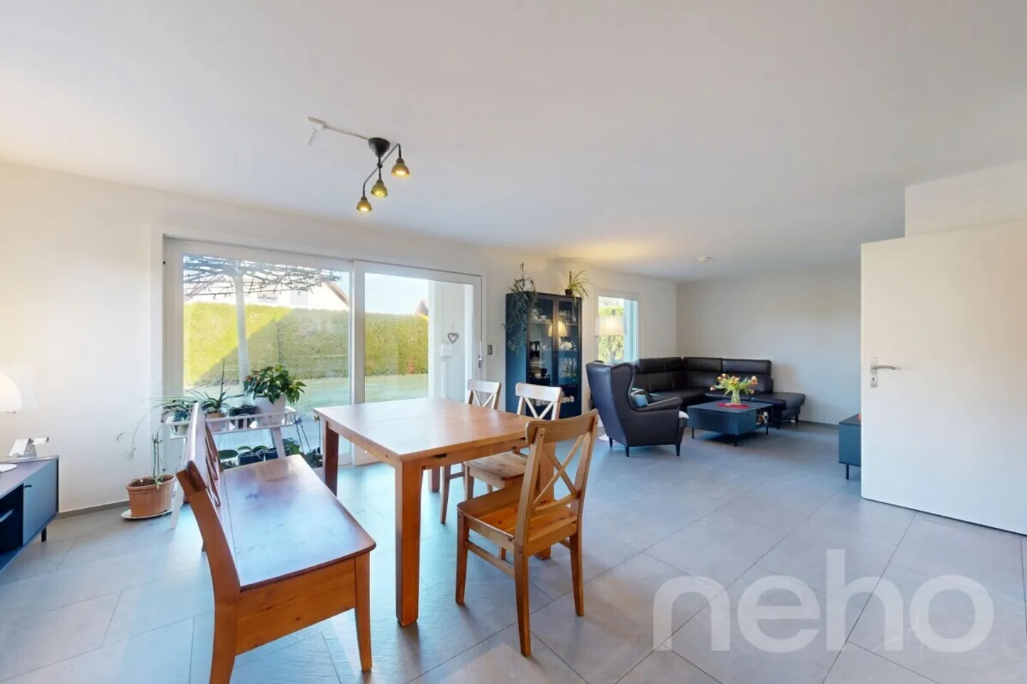 Maison familiale avec beaucoup d'espace, véranda et terrasse ensoleillée - Photo 3 sur 12