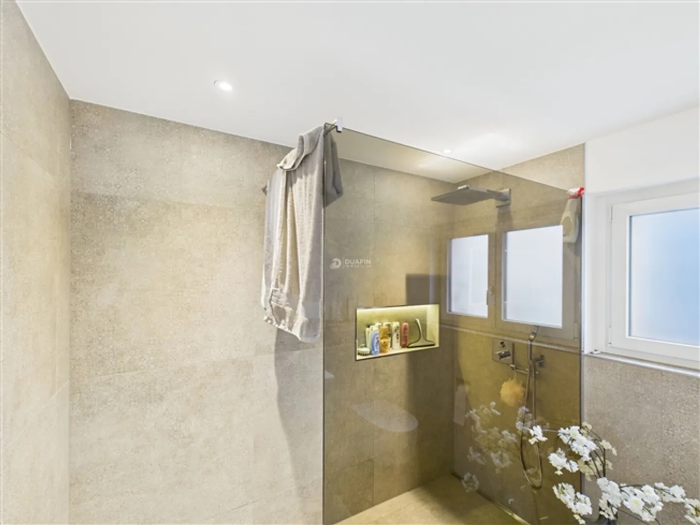 Maison individuelle rénovée de 5,5 pièces avec vue dégagée à Safenwil - Photo 8 sur 13