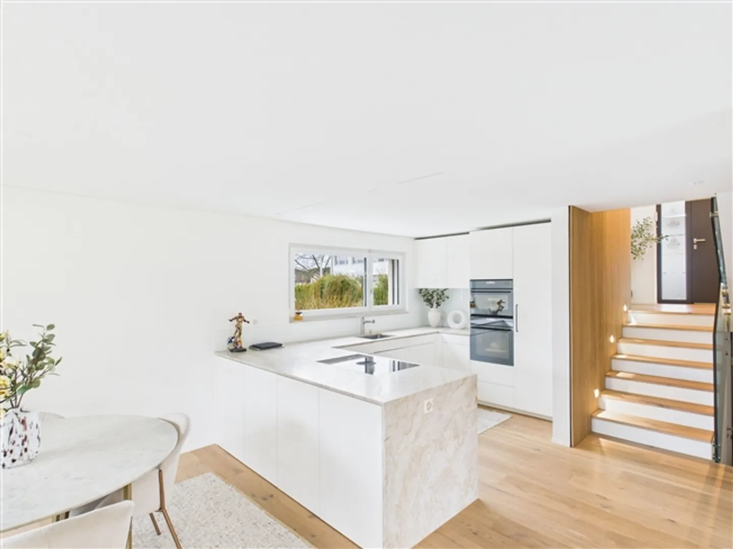 Maison individuelle rénovée de 5,5 pièces avec vue dégagée à Safenwil - Photo 2 sur 13