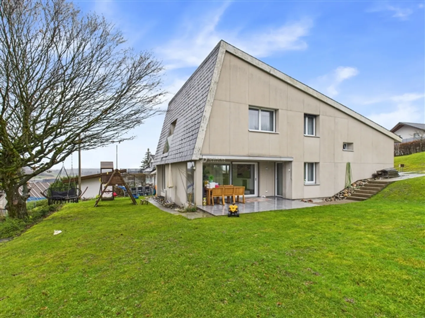 Maison individuelle rénovée de 5,5 pièces avec vue dégagée à Safenwil - Photo 4 sur 13