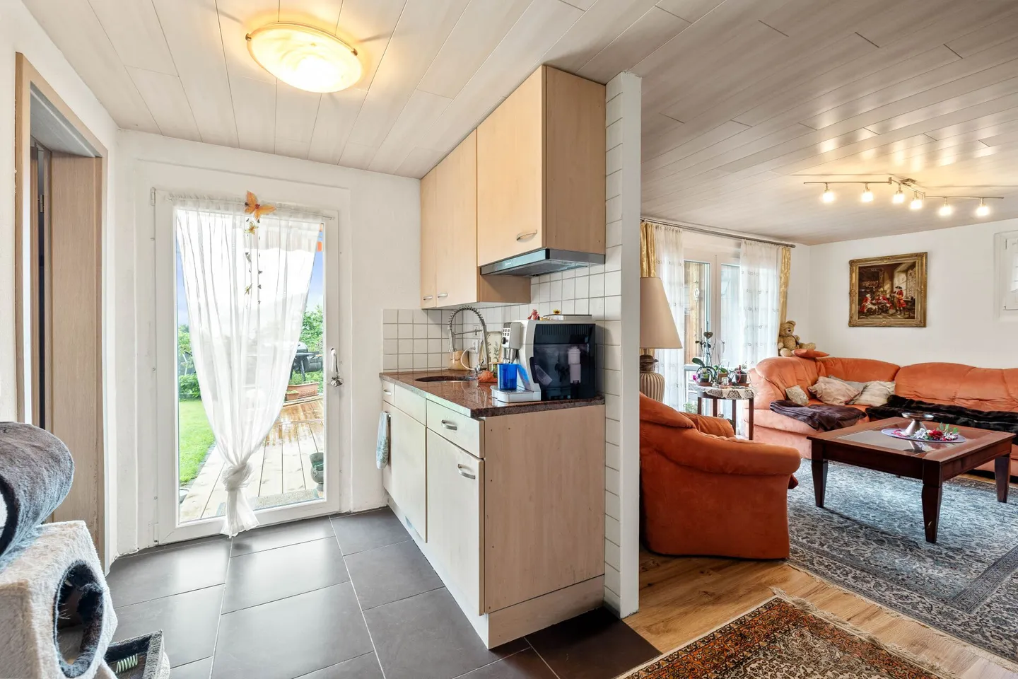 Una casa residenziale di 6,5 stanze situata in una posizione elevata con vista ampia, soleggiata e tranquilla, con appartamento di 2 stanze - Foto 17 di 28
