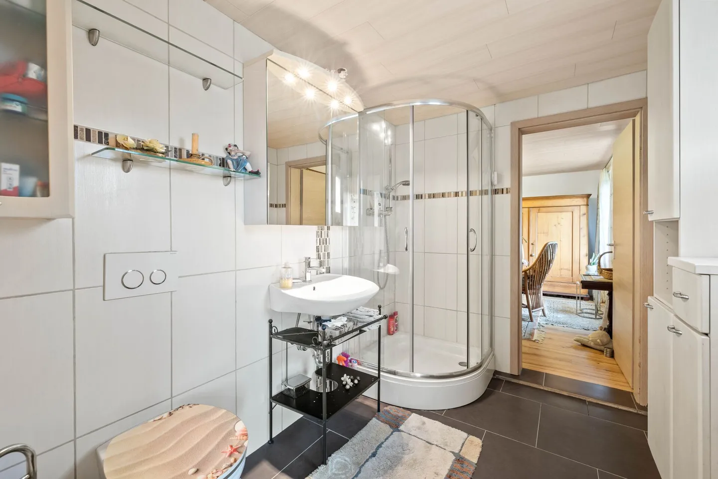 Una casa residenziale di 6,5 stanze situata in una posizione elevata con vista ampia, soleggiata e tranquilla, con appartamento di 2 stanze - Foto 18 di 28