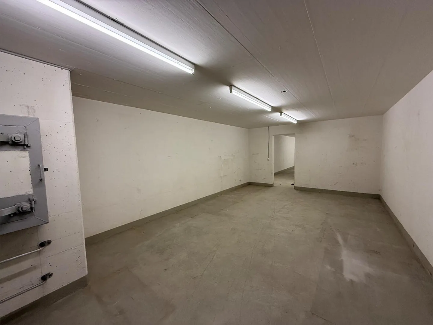 Affordable Storage Space Near Highway in Volketswil - Photo 2 of 7