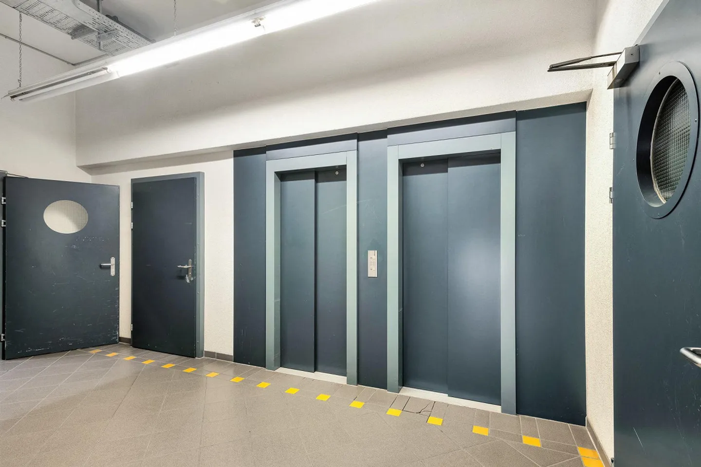 Affordable Storage Space Near Highway in Volketswil - Photo 6 of 7