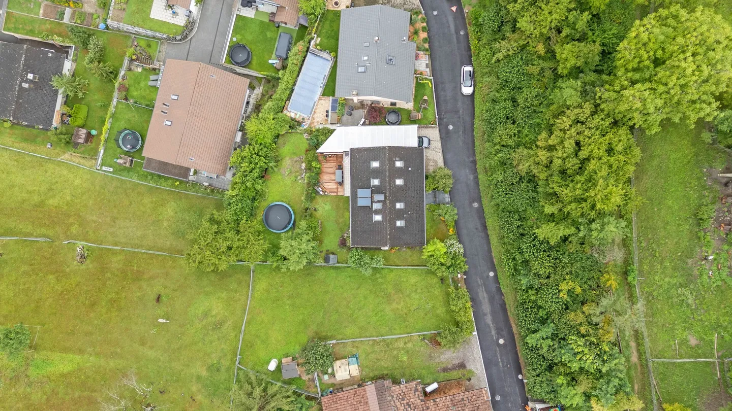 Una casa residenziale di 6,5 stanze situata in una posizione elevata con vista ampia, soleggiata e tranquilla, con appartamento di 2 stanze - Foto 24 di 28