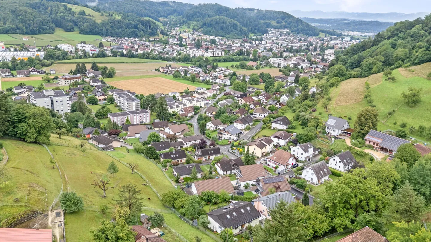 Una casa residenziale di 6,5 stanze situata in una posizione elevata con vista ampia, soleggiata e tranquilla, con appartamento di 2 stanze - Foto 25 di 28