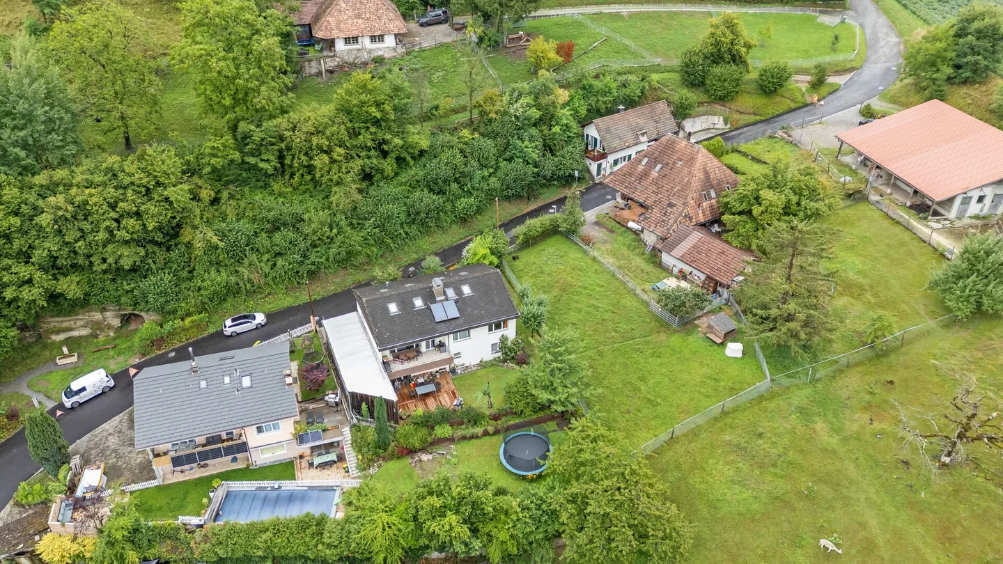 Una casa residenziale di 6,5 stanze situata in una posizione elevata con vista ampia, soleggiata e tranquilla, con appartamento di 2 stanze - Foto 27 di 28