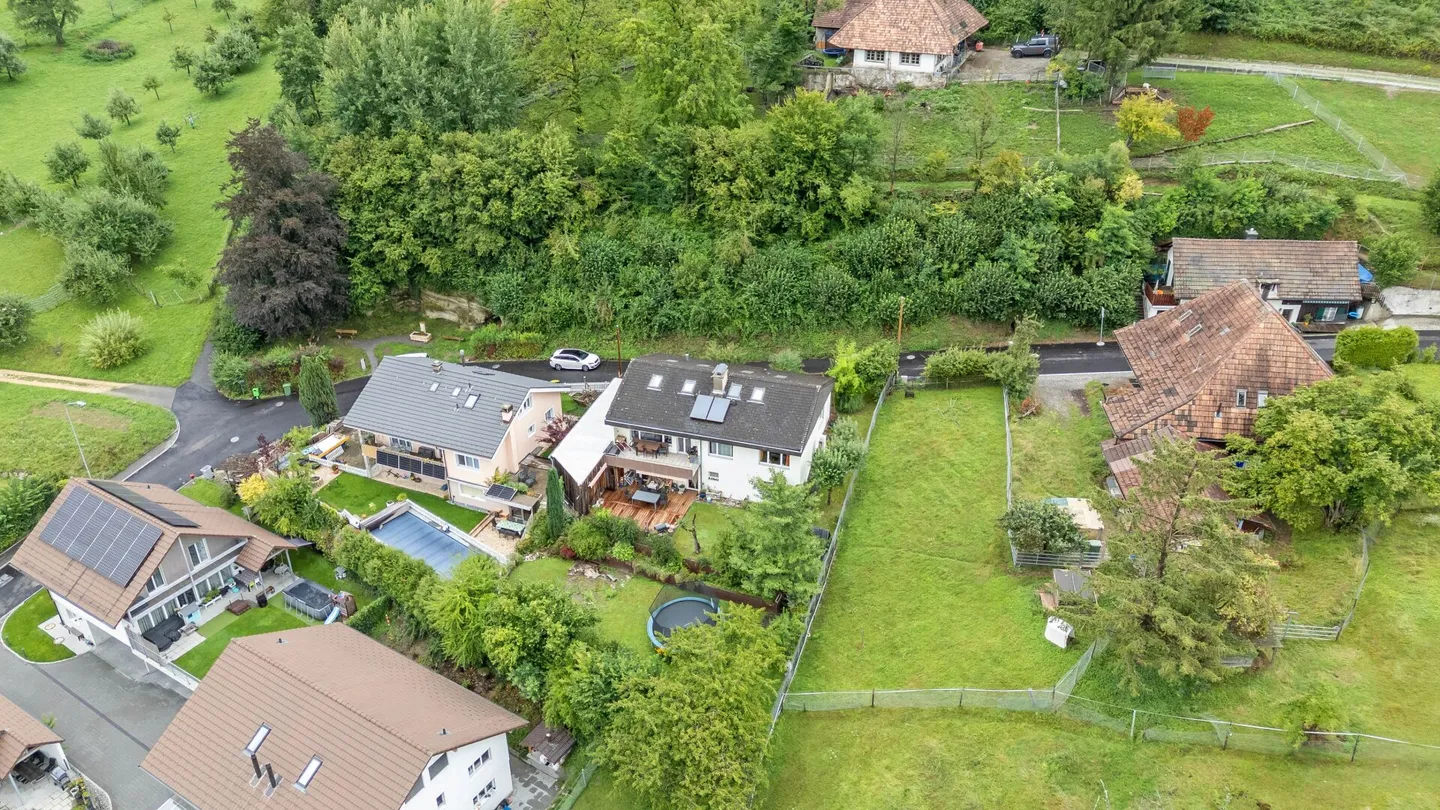 Una casa residenziale di 6,5 stanze situata in una posizione elevata con vista ampia, soleggiata e tranquilla, con appartamento di 2 stanze - Foto 26 di 28