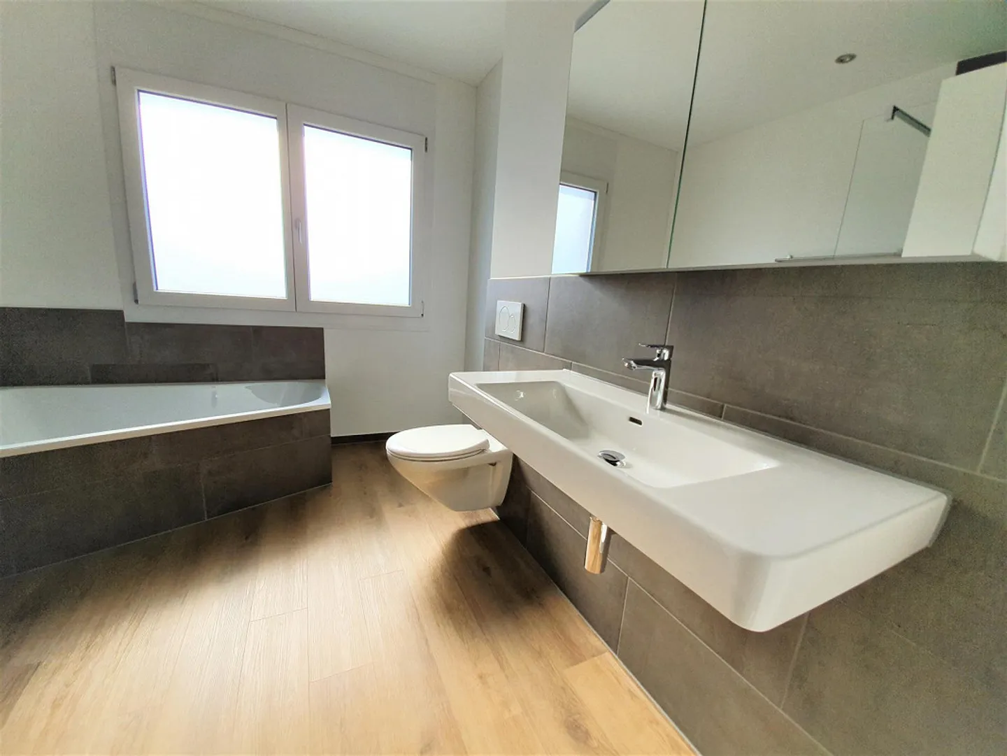 Appartement exclusif de 3,5 pièces sous les combles avec ambiance loft, moderne et central - Photo 4 sur 8