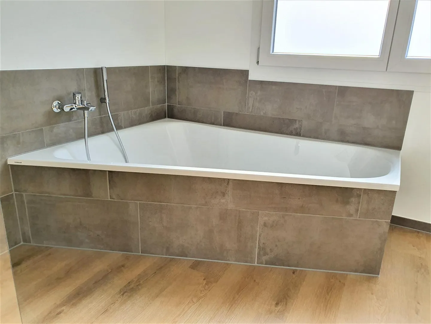 Appartement exclusif de 3,5 pièces sous les combles avec ambiance loft, moderne et central - Photo 5 sur 8