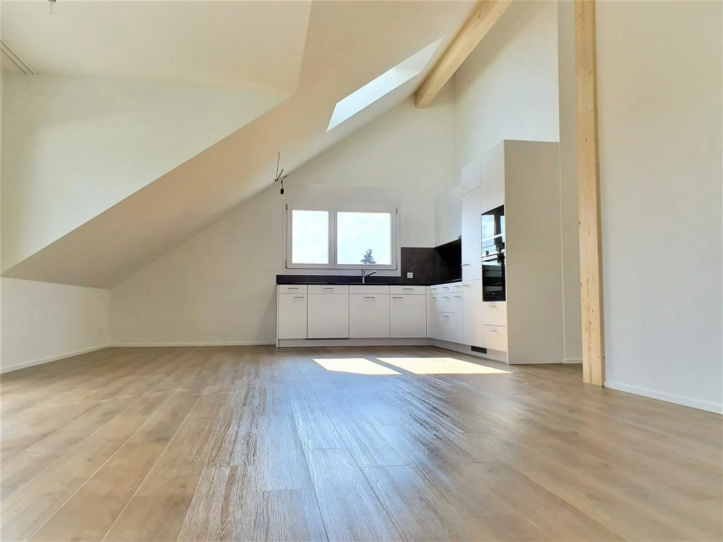 Appartement exclusif de 3,5 pièces sous les combles avec ambiance loft, moderne et central - Photo 2 sur 8