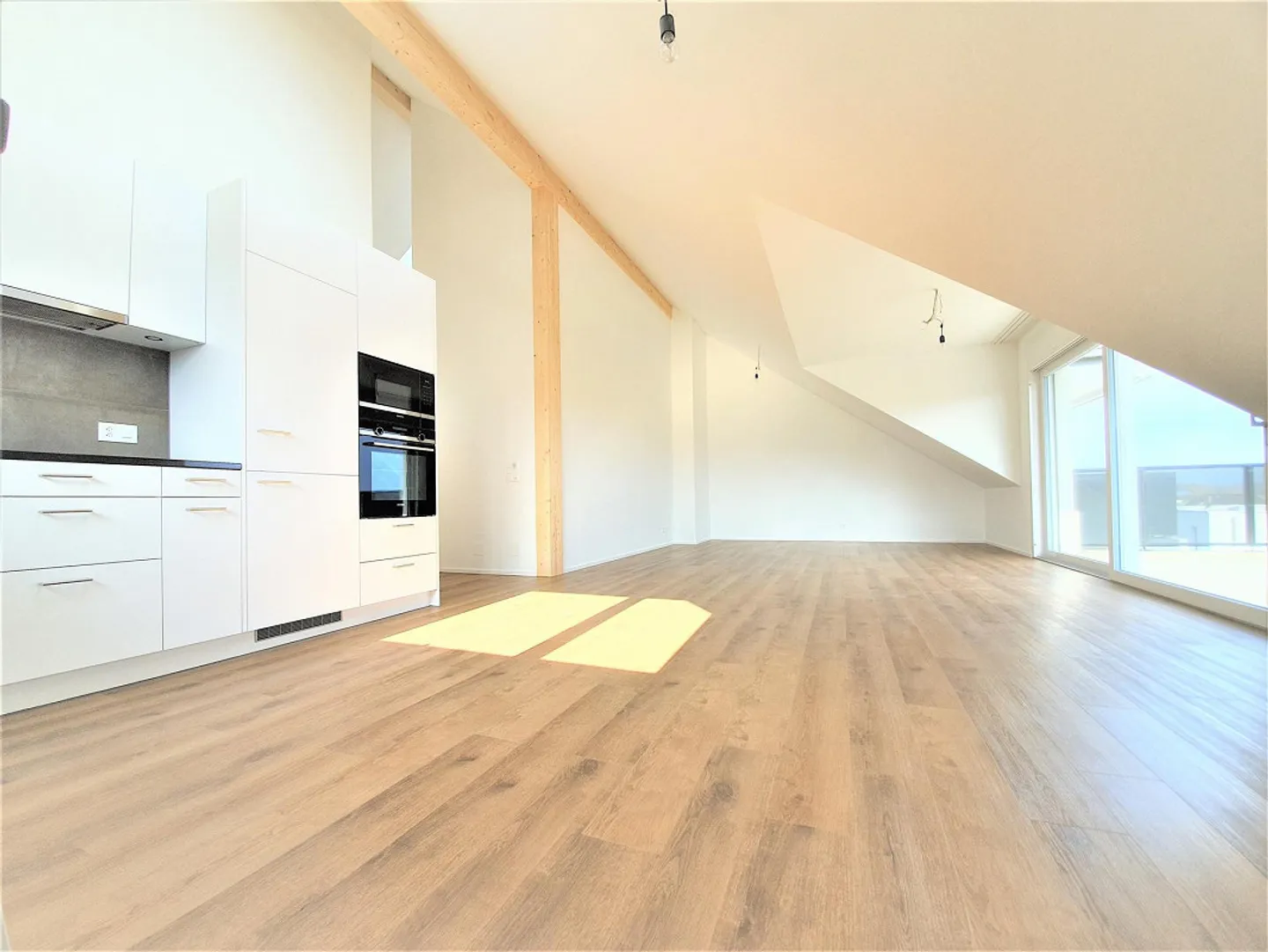 Appartement exclusif de 3,5 pièces sous les combles avec ambiance loft, moderne et central - Photo 1 sur 8