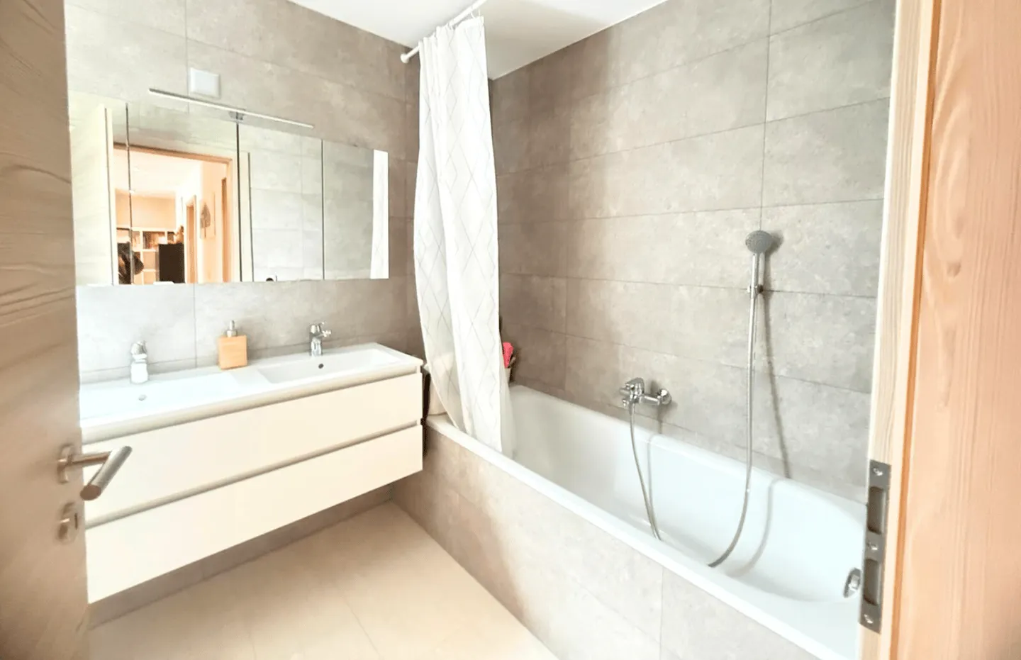 Magnificent 4.5-room apartment in Trey - New construction 2021 - Photo 8 of 15