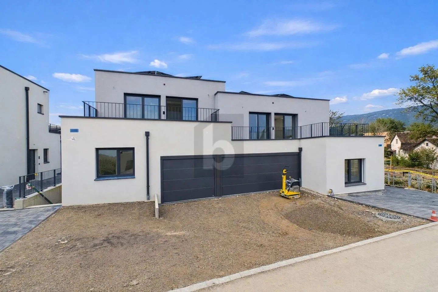 Moderner Doppelhaushälfte mit zwei Terrassen - Foto 1 von 6