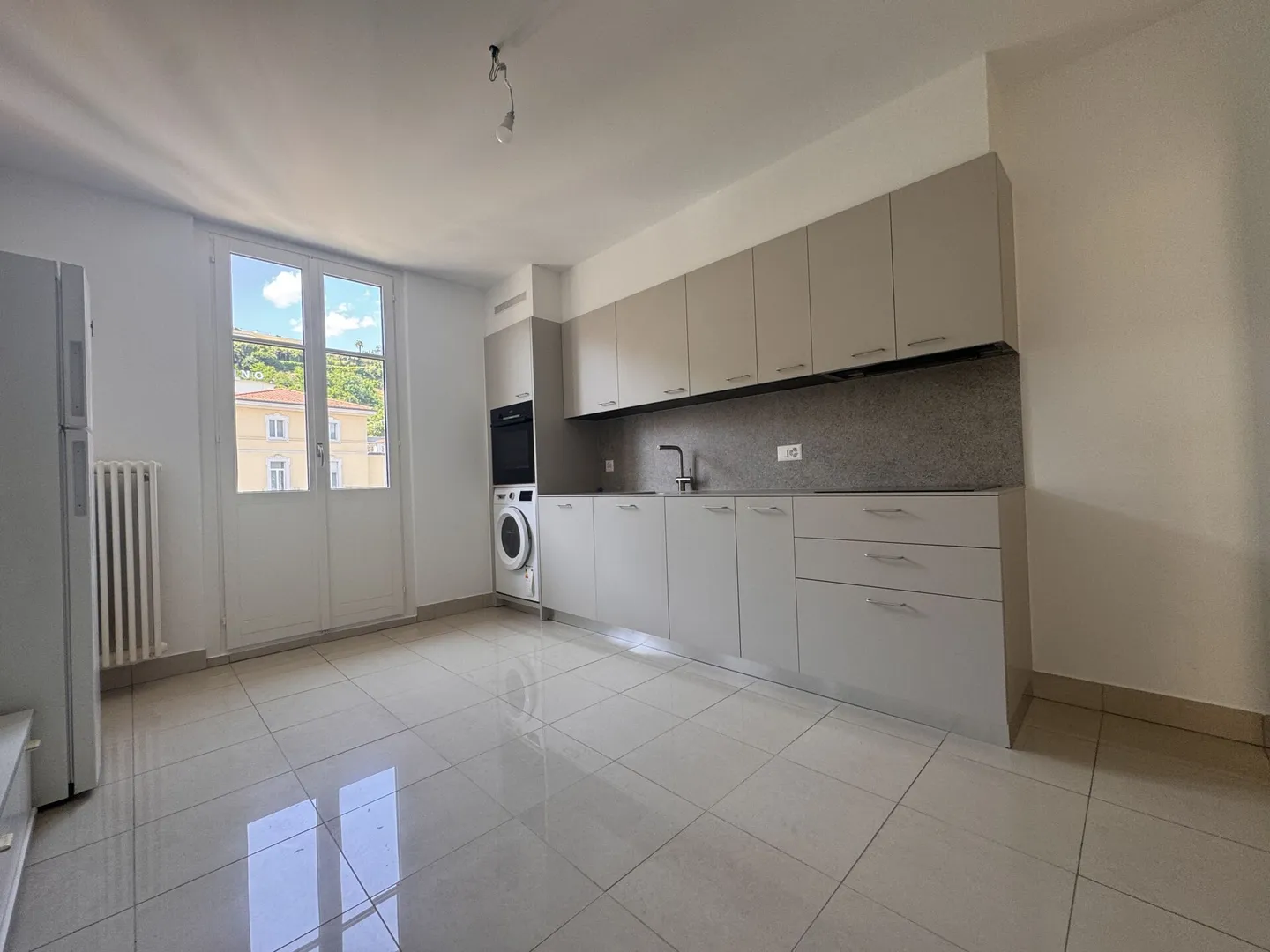 LUGANO · 4 ROOMS LAKE VIEW · IN A PRESTIGIOUS CONTEXT - Photo 3 of 12