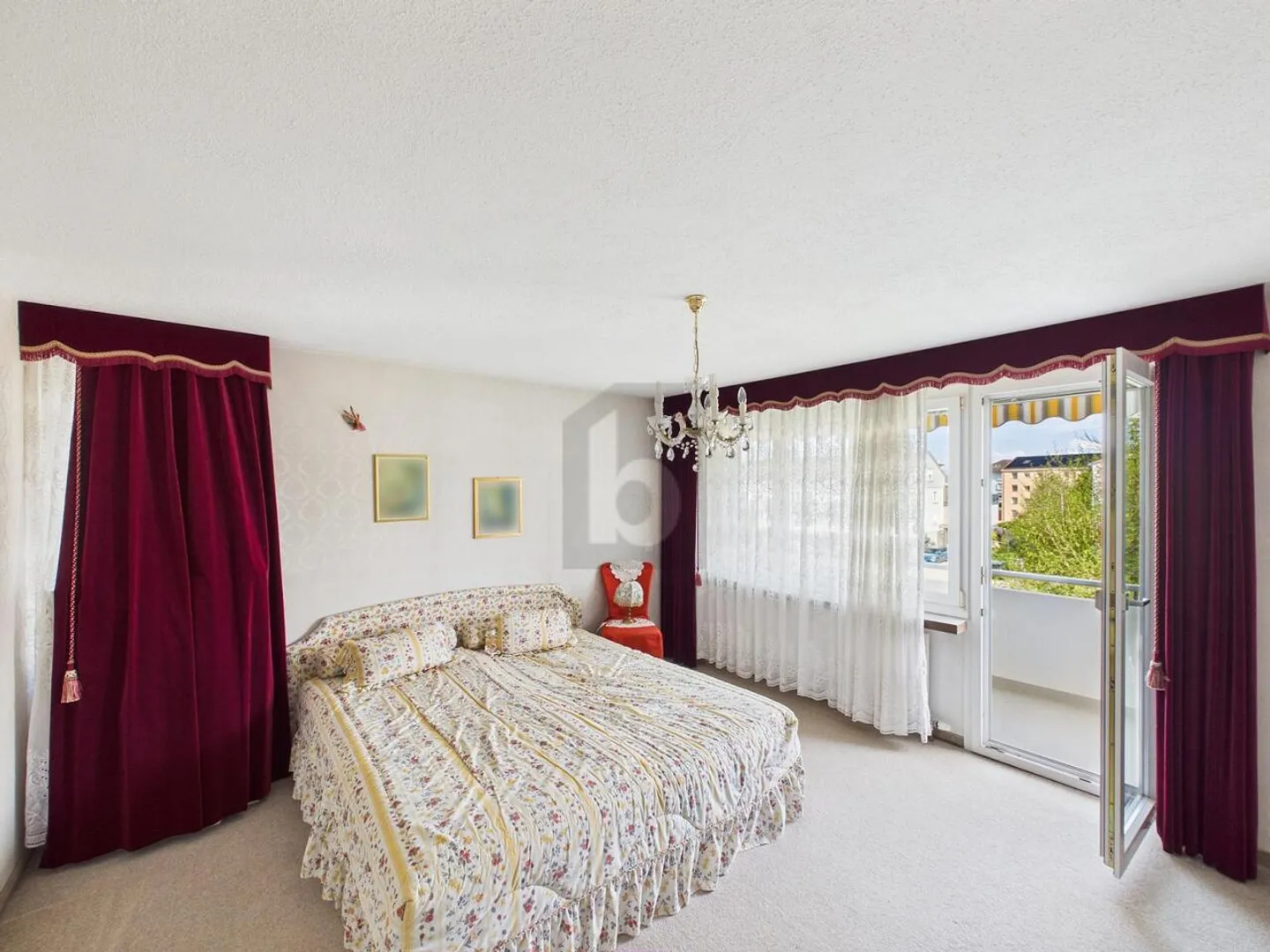 Spacious Family Apartment - Photo 4 of 6