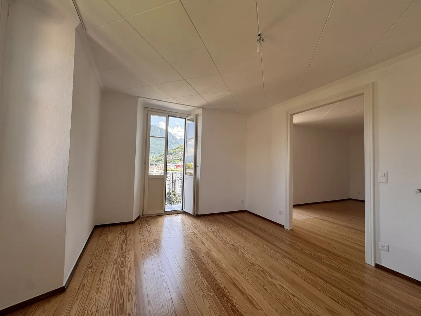 LUGANO · 4 ROOMS LAKE VIEW · IN A PRESTIGIOUS CONTEXT - Photo 5 of 12