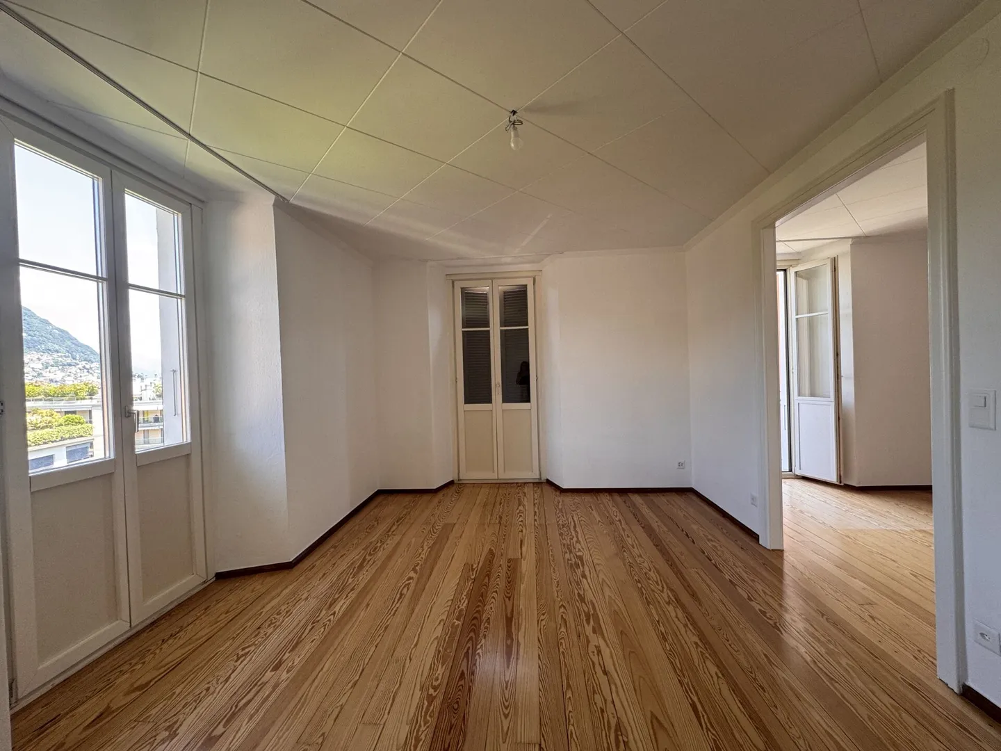 LUGANO · 4 ROOMS LAKE VIEW · IN A PRESTIGIOUS CONTEXT - Photo 7 of 12