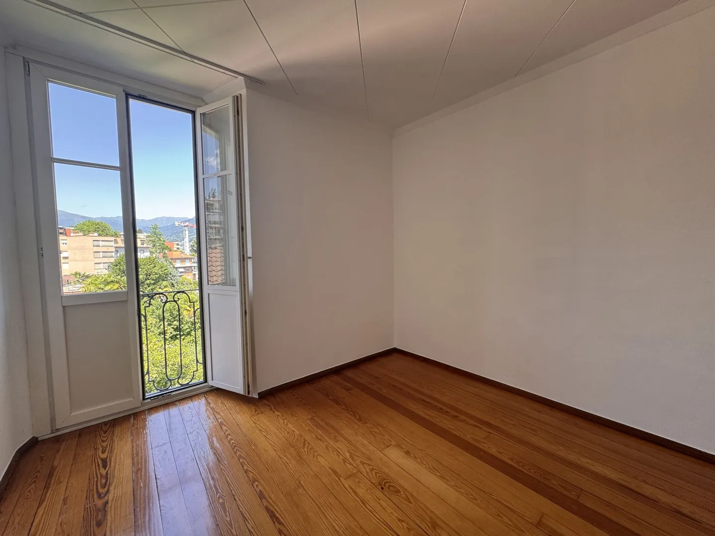 LUGANO · 4 ROOMS LAKE VIEW · IN A PRESTIGIOUS CONTEXT - Photo 8 of 12