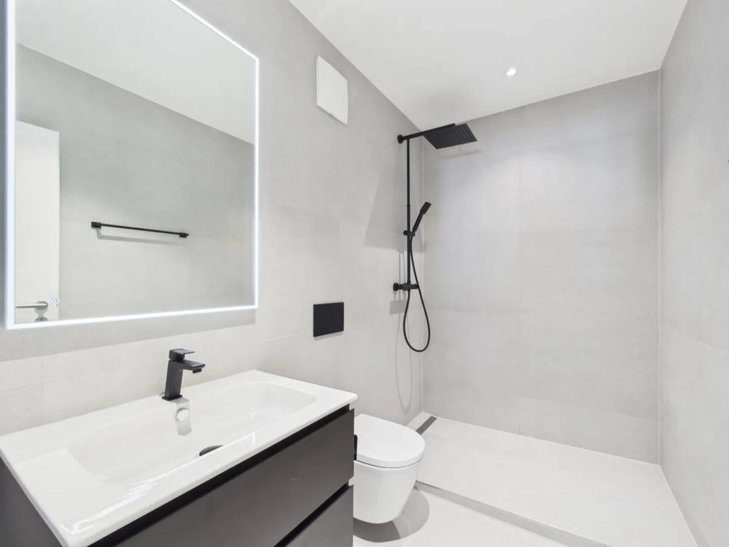 Chambre dans un appartement moderne de 7,5 pièces dans un emplacement calme - Photo 4 sur 4