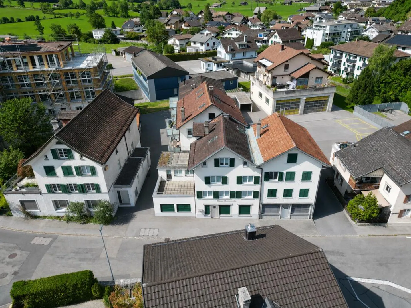 Casa plurifamiliare con 8 unità abitative e diversi garage a Netstal... - Foto 3 di 18
