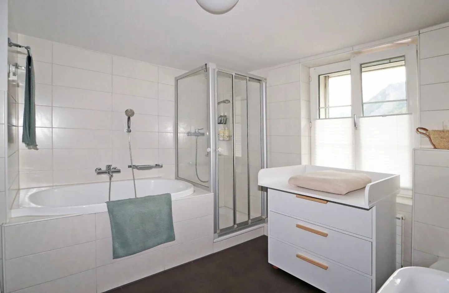 Casa plurifamiliare con 8 unità abitative e diversi garage a Netstal... - Foto 7 di 18