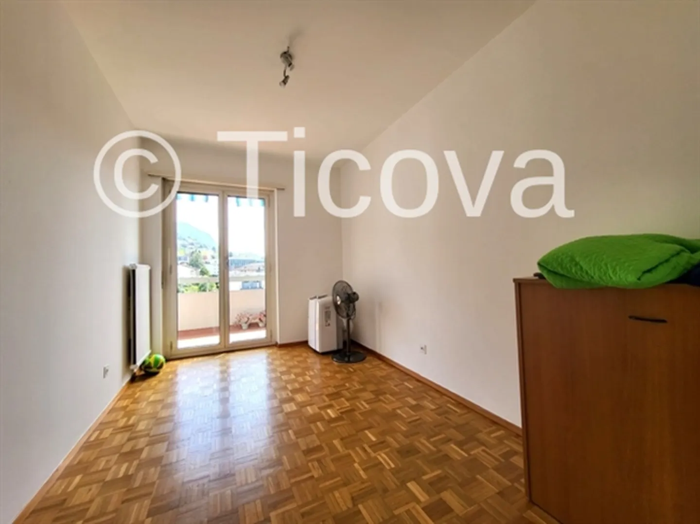 4,5 stanze con vista aperta - Piano superiore - Foto 6 di 10