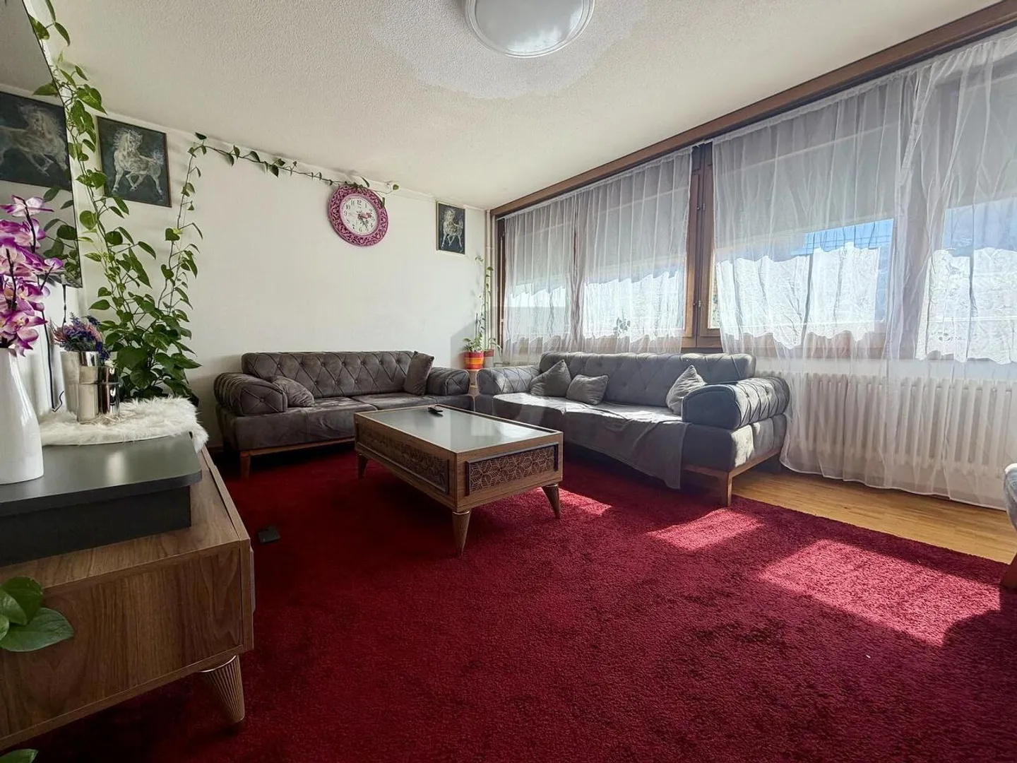Spacious with Private Garden - Photo 3 of 6