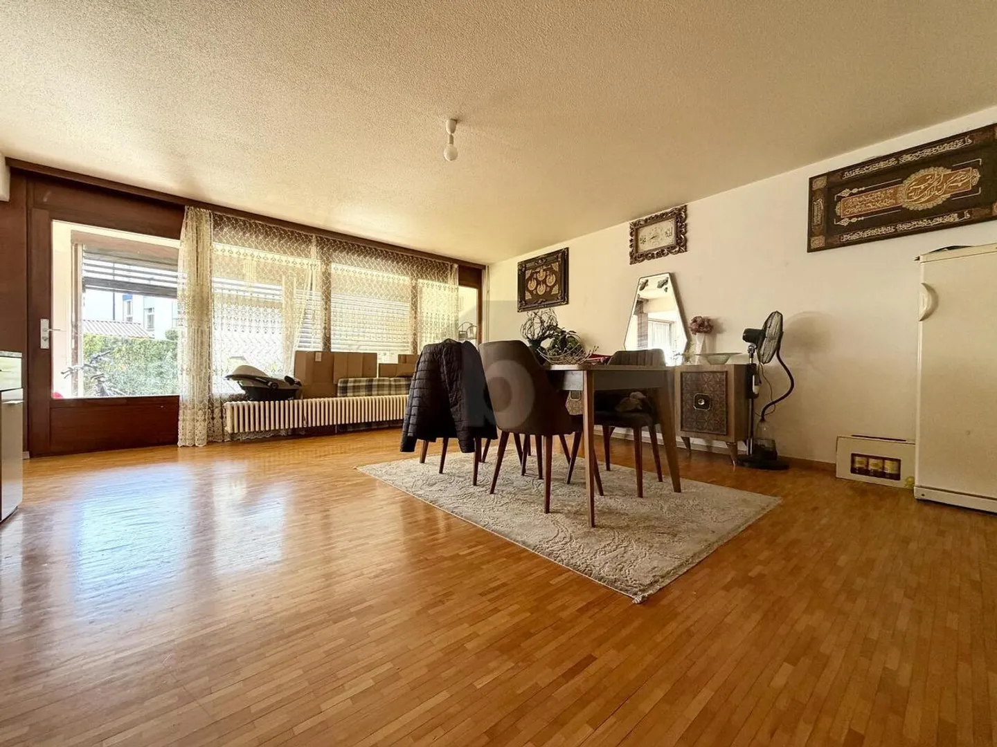 Spacious with Private Garden - Photo 2 of 6