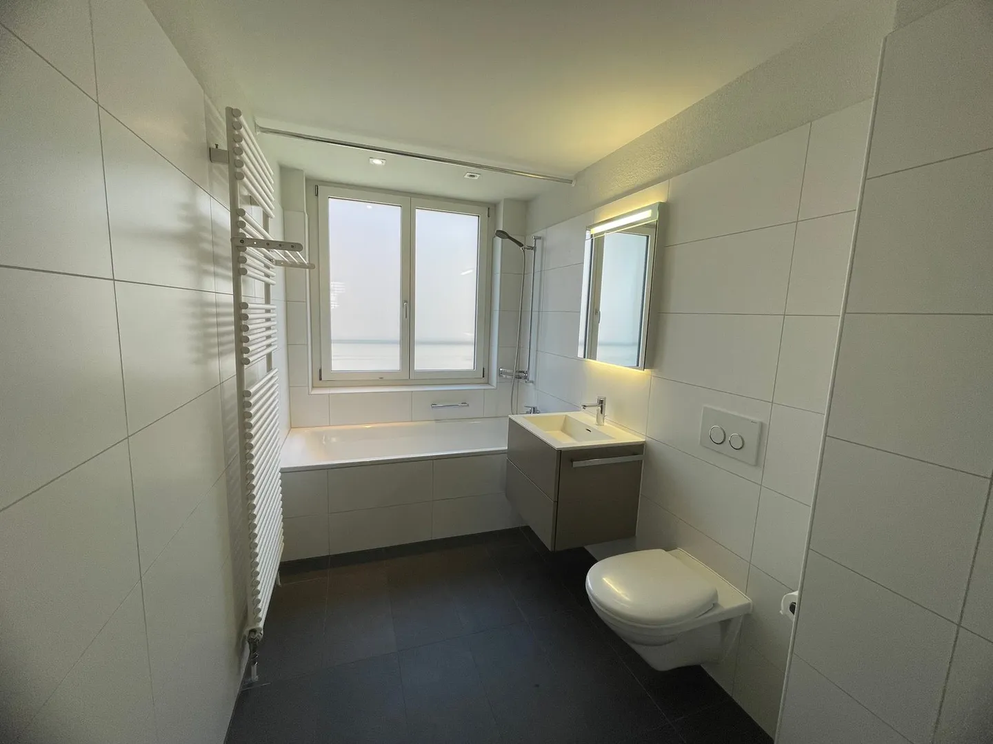 Spacious city apartment with beautiful finish and washing tower - Photo 6 of 9