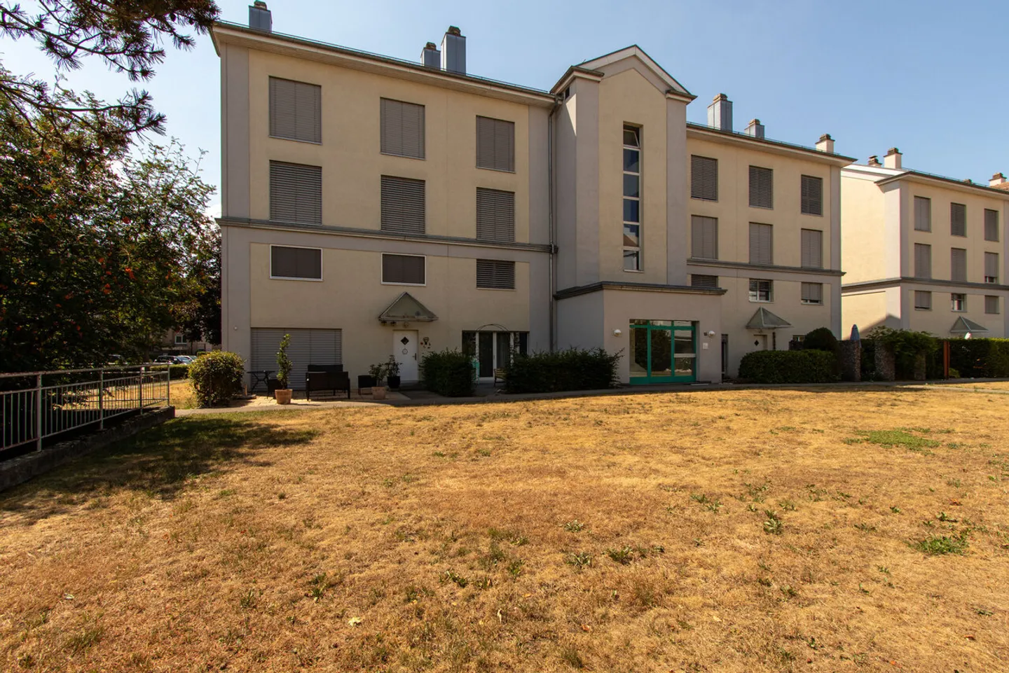 Attractive 3.5-room apartment with balcony, lift & parking space - Photo 1 of 13