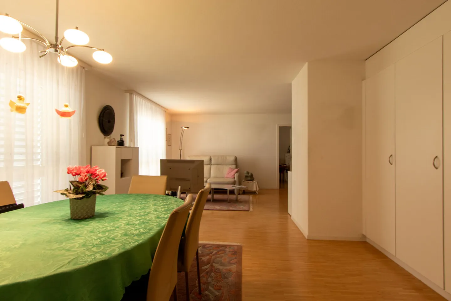 Attractive 3.5-room apartment with balcony, lift & parking space - Photo 2 of 13