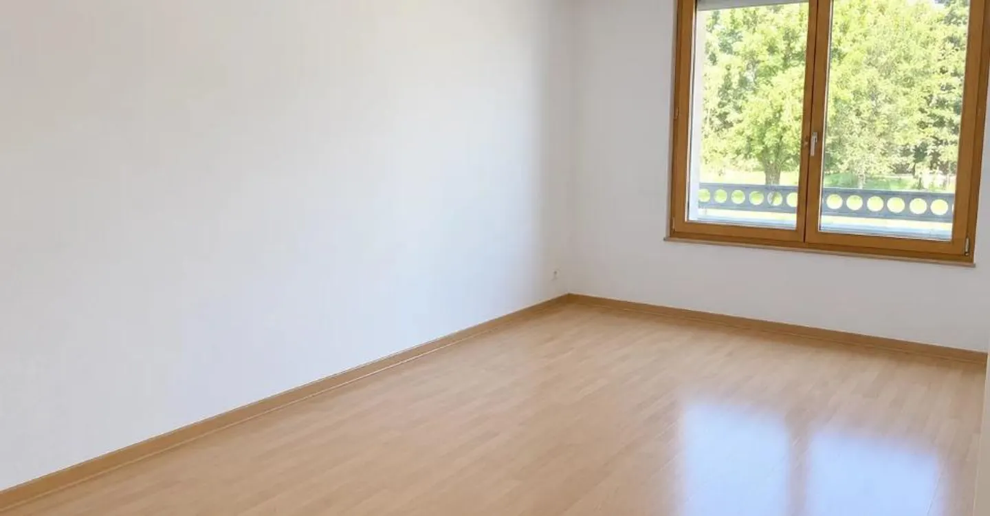 Spacious Apartment with Garden - Photo 4 of 7