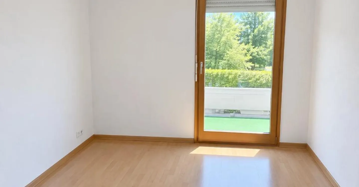 Spacious Apartment with Garden - Photo 5 of 7