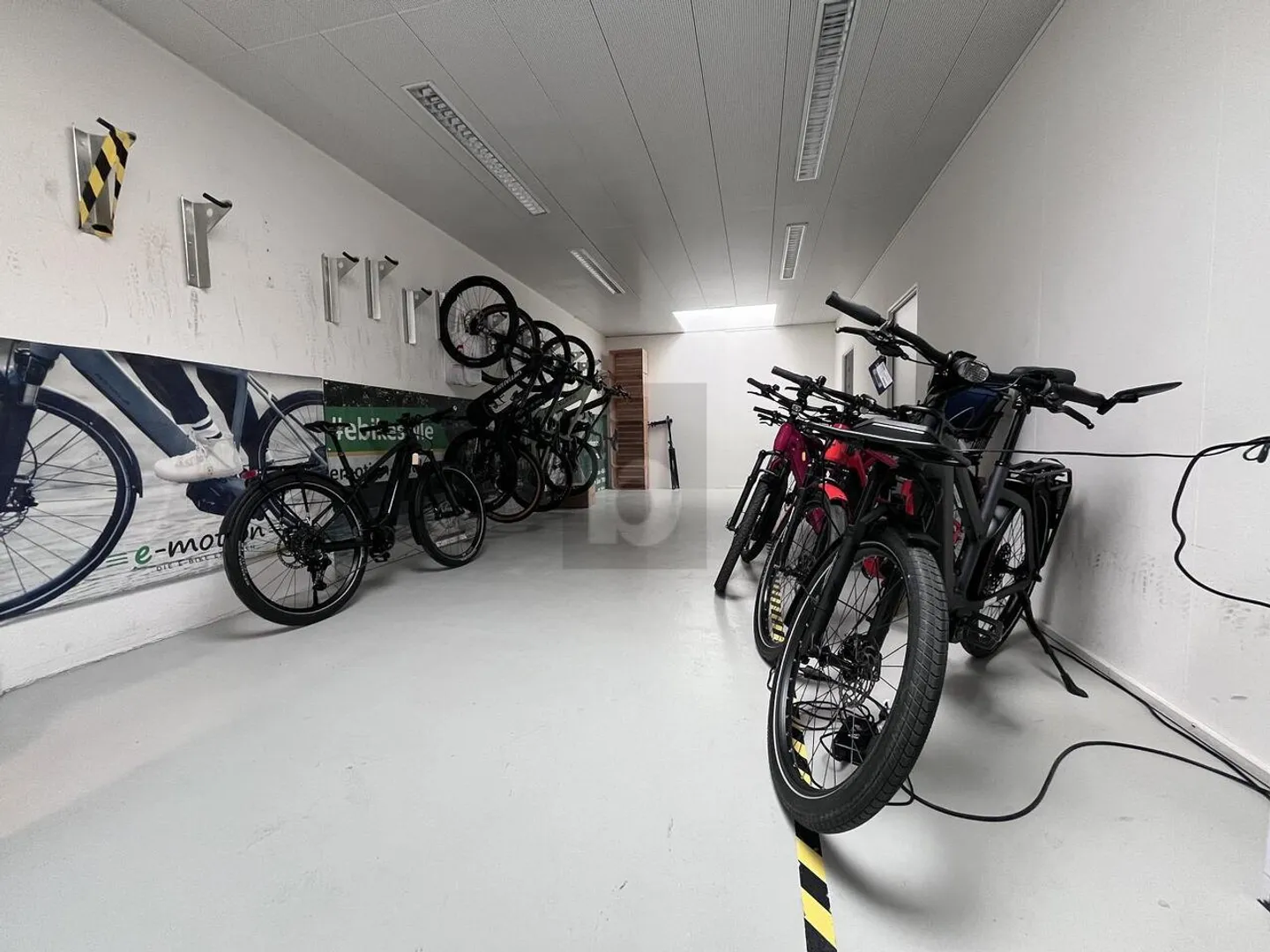 IDEAL LOCATION WITH MANY USAGE POSSIBILITIES - Photo 3 of 6