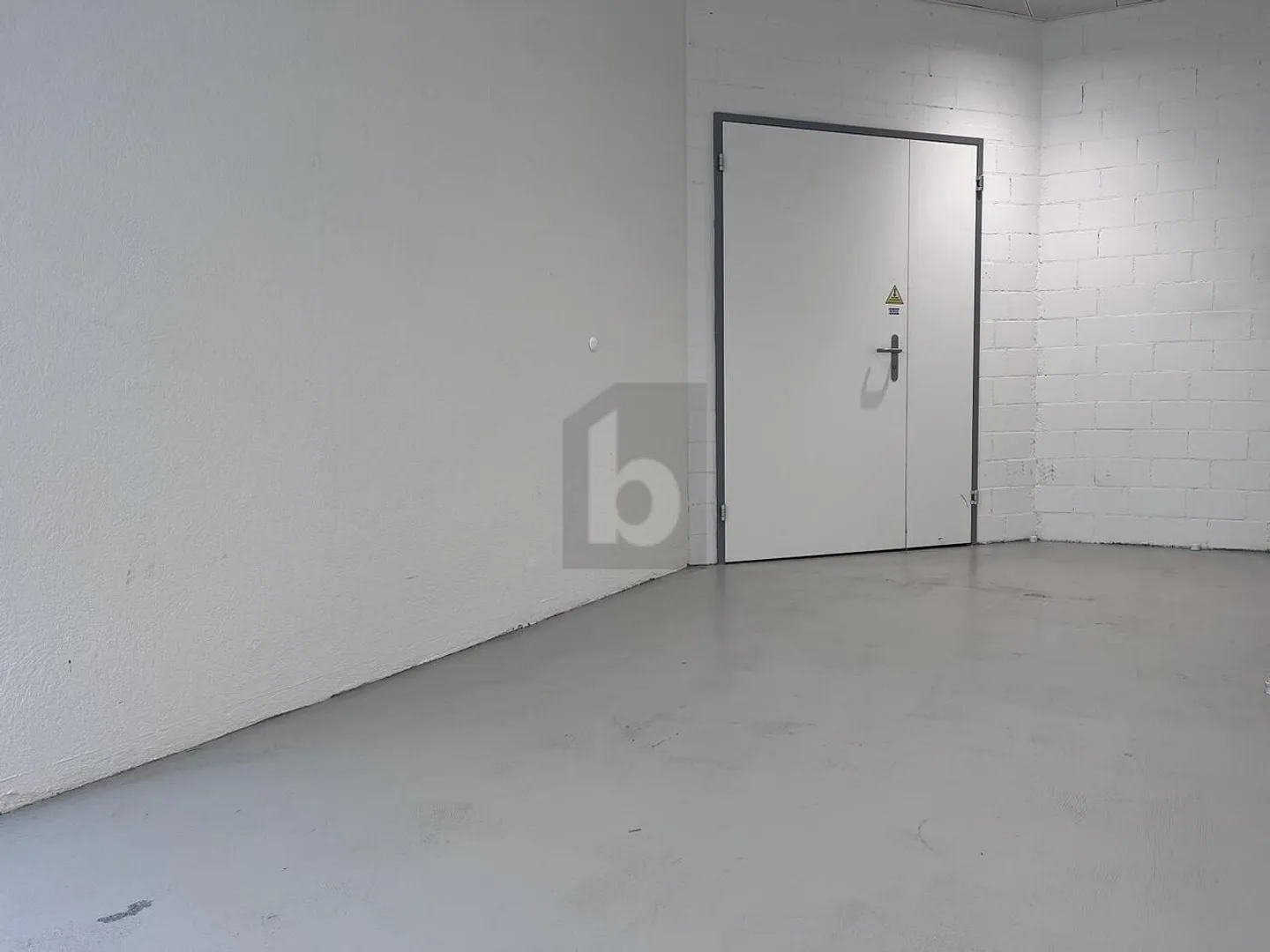 IDEAL LOCATION WITH MANY USAGE POSSIBILITIES - Photo 5 of 6