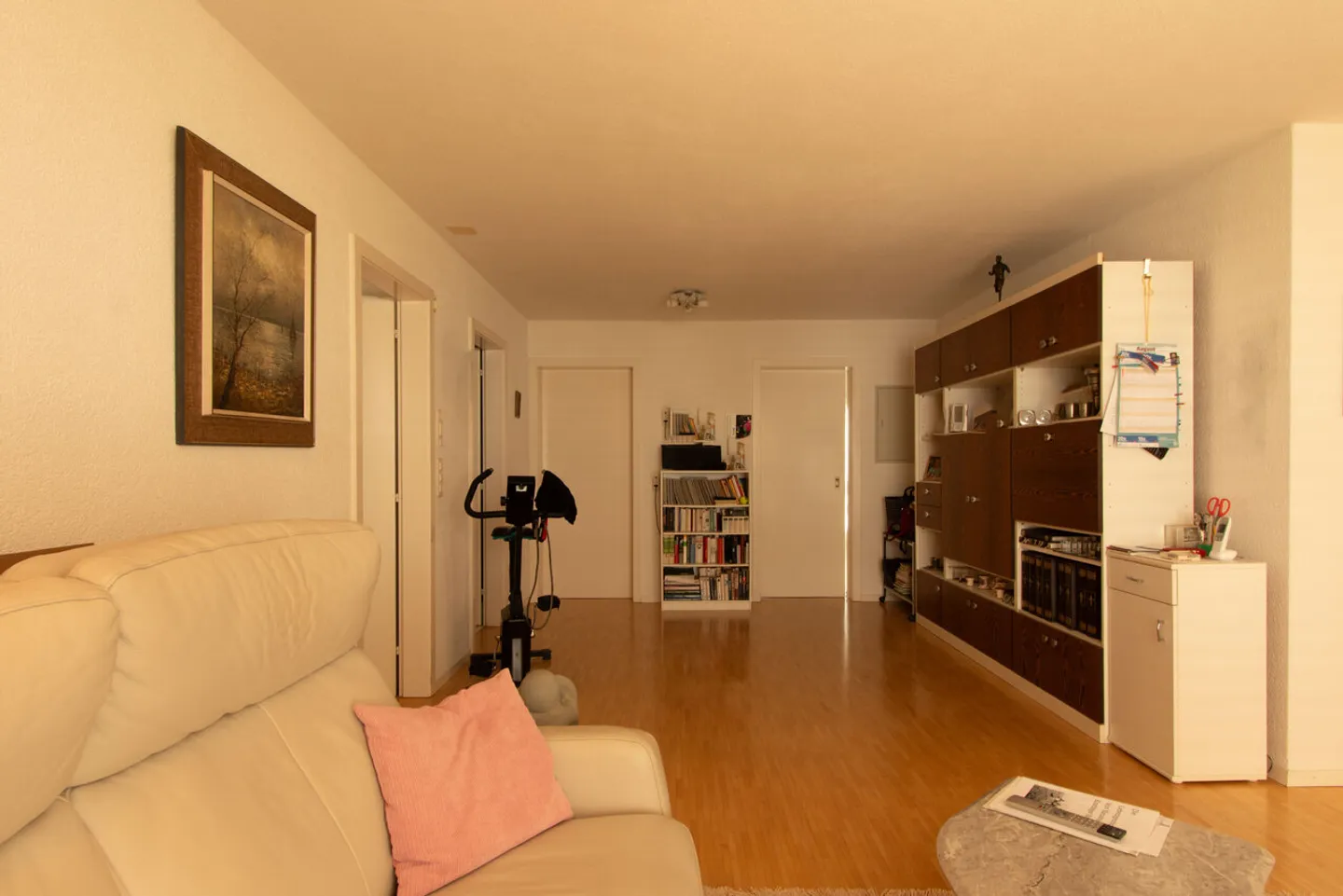 Attractive 3.5-room apartment with balcony, lift & parking space - Photo 4 of 13