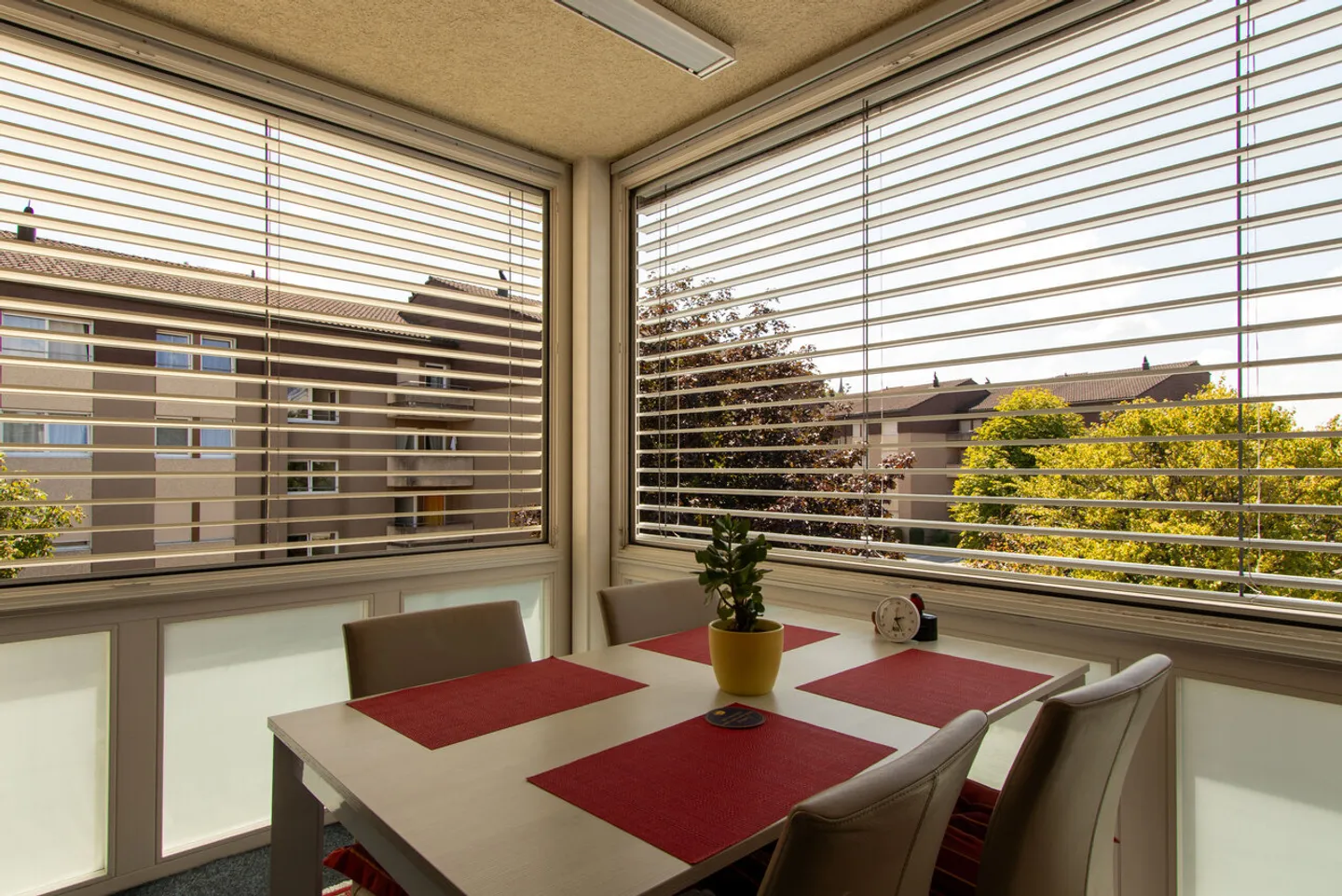 Attractive 3.5-room apartment with balcony, lift & parking space - Photo 7 of 13
