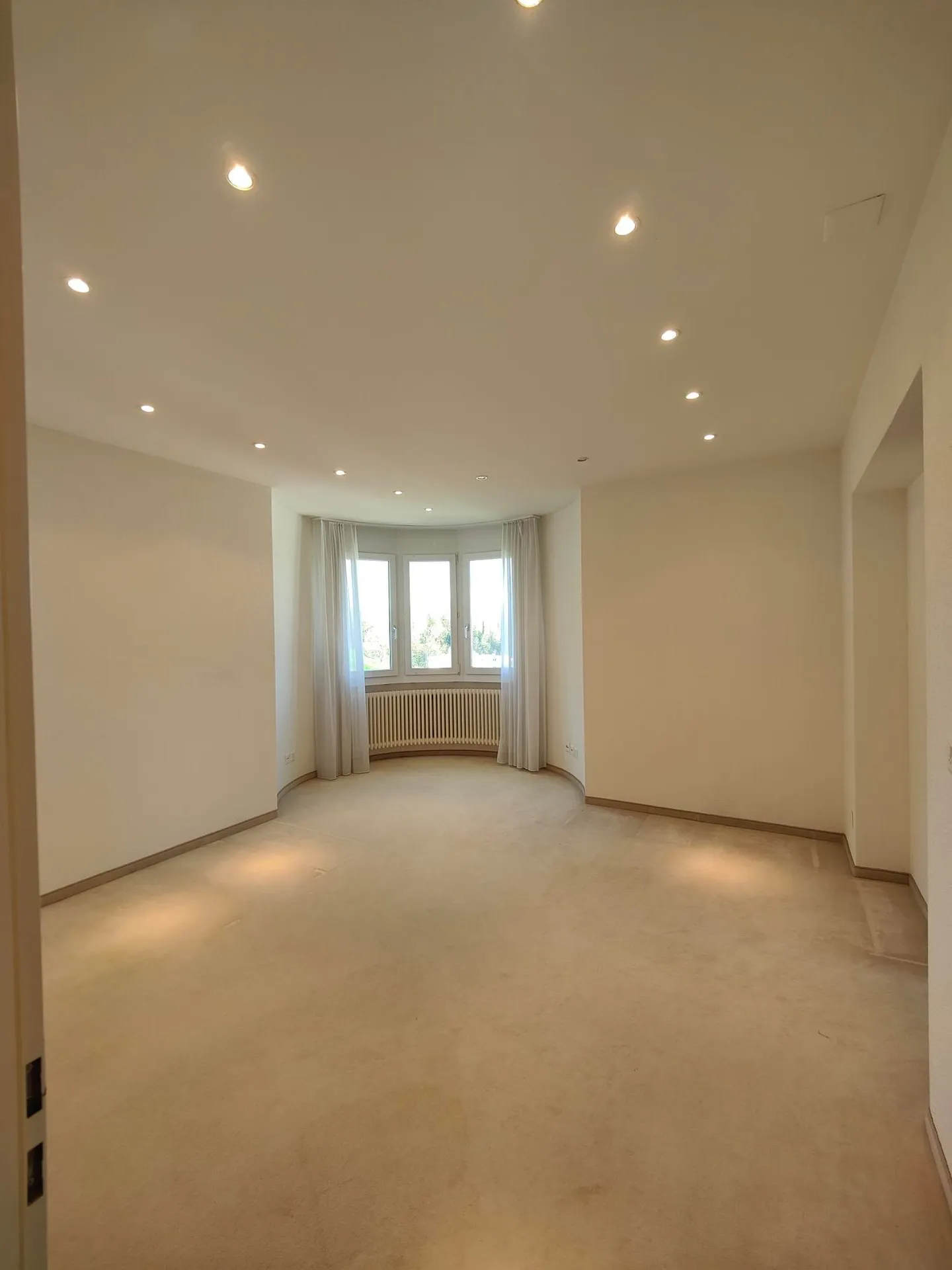 Limited until 30.04.2027, single-family house in a central and quiet location - Photo 3 of 9